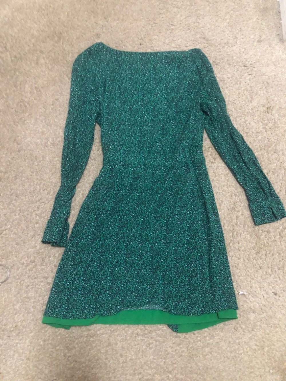 Sanctuary Stay The Night Printed Wrap Dress featuring a V-neck, long slee Size 6 - Picture 4 of 4